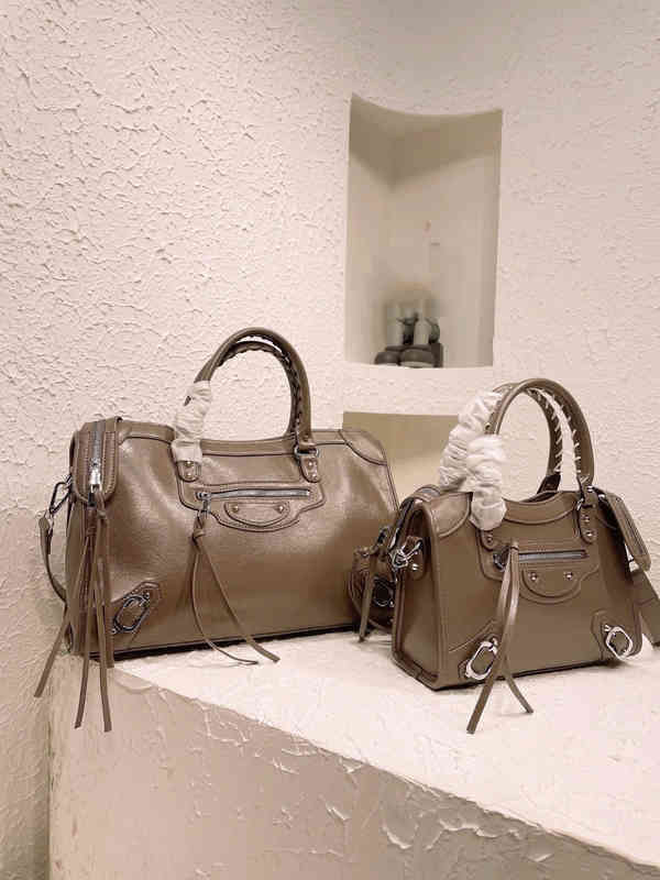 Classic City Handbag Handle Tote Bag Women Designer Luxury Motorcycle Shoulder Bagss Crossbody Large Capacity Metal Buckle Packs 220125, Beige
Classic City Handbag Handle Tote Bag Women Designer Luxury Motorcycle Shoulder Bagss Crossbody Large Capacity Metal Buckle Packs 220125, Beige