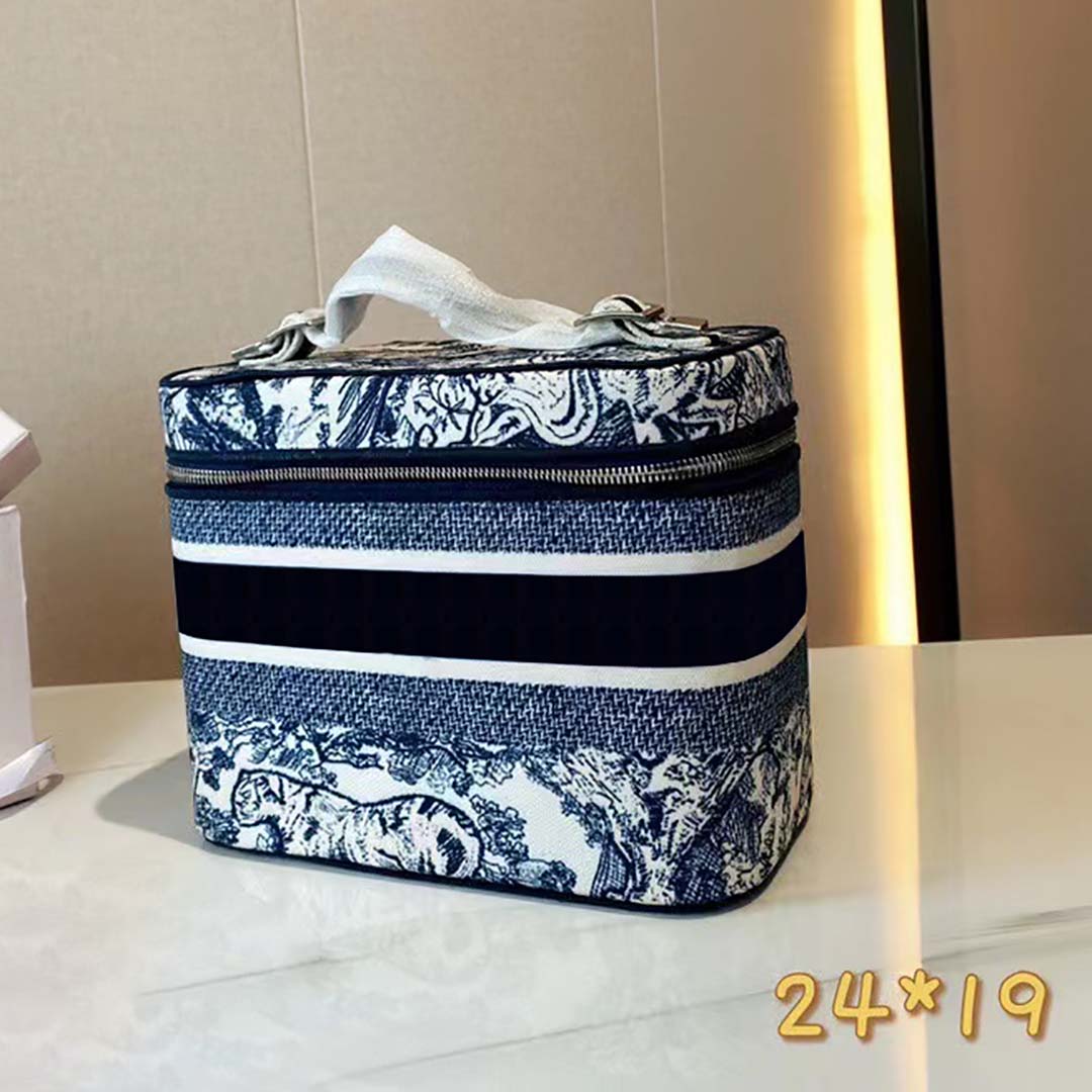 Designer oblique cosmetic bag organizer top embroidered pattern handbag travel bag large capacity one shoulder messenger bags wallet, Blue letter pattern
Designer oblique cosmetic bag organizer top embroidered pattern handbag travel bag large capacity one shoulder messenger bags wallet, Blue letter pattern
