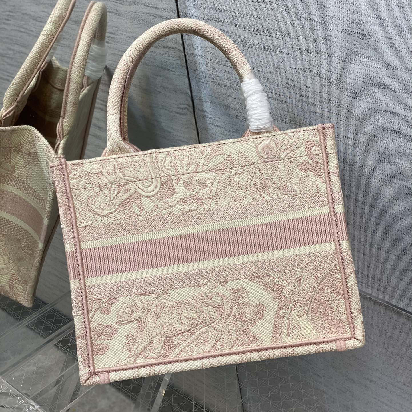 Top quality 2022 Brand Embroidery Luxury Tote Bags for Women designer handbags Fashion large capacity ladies shopping bags green purple pink, 35
Top quality 2022 Brand Embroidery Luxury Tote Bags for Women designer handbags Fashion large capacity ladies shopping bags green purple pink, 35