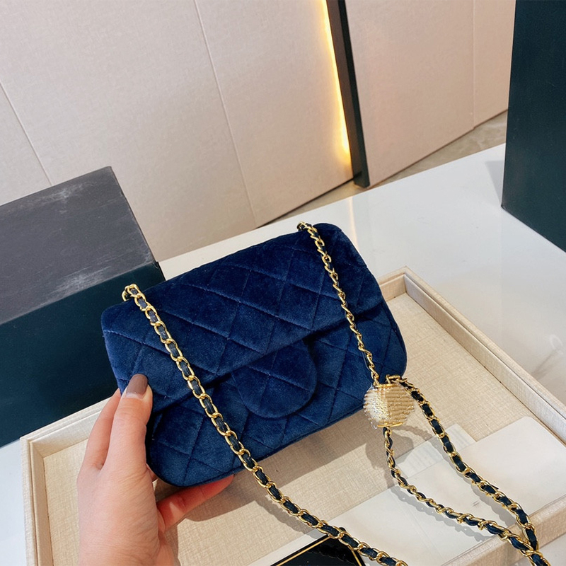 New European And American Fashion Women's Shoulder Bag Flip Small Golden Ball With Drill Adjustable Designer Handbag Velvet High-End Luxury Wallet Messenger Bag, Red 17cm
New European And American Fashion Women's Shoulder Bag Flip Small Golden Ball With Drill Adjustable Designer Handbag Velvet High-End Luxury Wallet Messenger Bag, Red 17cm