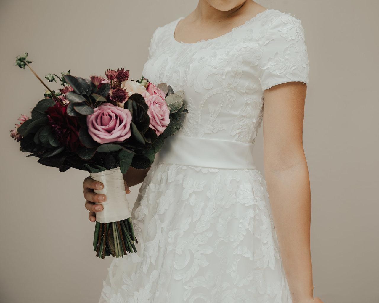 2022 Country Lace A Line Wedding Dress 3D Appliques Long Train Bridal Gowns Short Sleeve Scoop Neck White Pastrol Style Bride Dresses