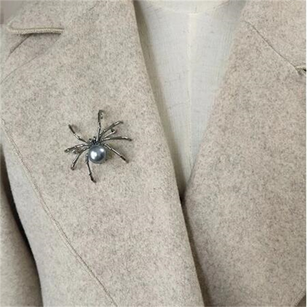 Exaggerated black white spider creative brooch men women party clothes scarf accessories pin brooches gift GC1432