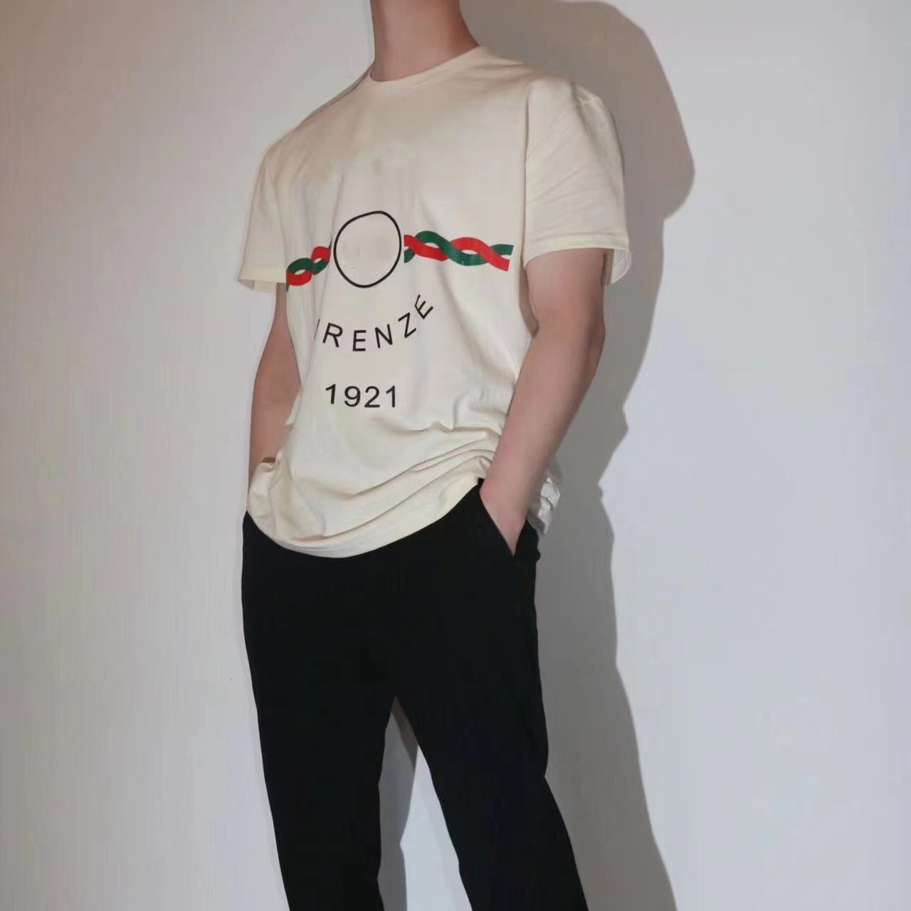 Summer Italy Twisted rope Letter Print tee Europe designers Luxury Fashion Men Women tshirts Spring High Street short sleeve Cotton T-shirt
Summer Italy Twisted rope Letter Print tee Europe designers Luxury Fashion Men Women tshirts Spring High Street short sleeve Cotton T-shirt