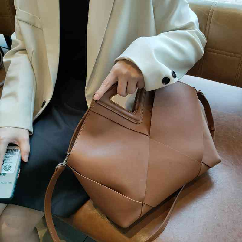Bottegav 2022 Venetas Spring Inverted Triangle Woven Handbag Leather One Shoulder Messenger Cloud Bag Trend Solid Color Women, Black
Bottegav 2022 Venetas Spring Inverted Triangle Woven Handbag Leather One Shoulder Messenger Cloud Bag Trend Solid Color Women, Black