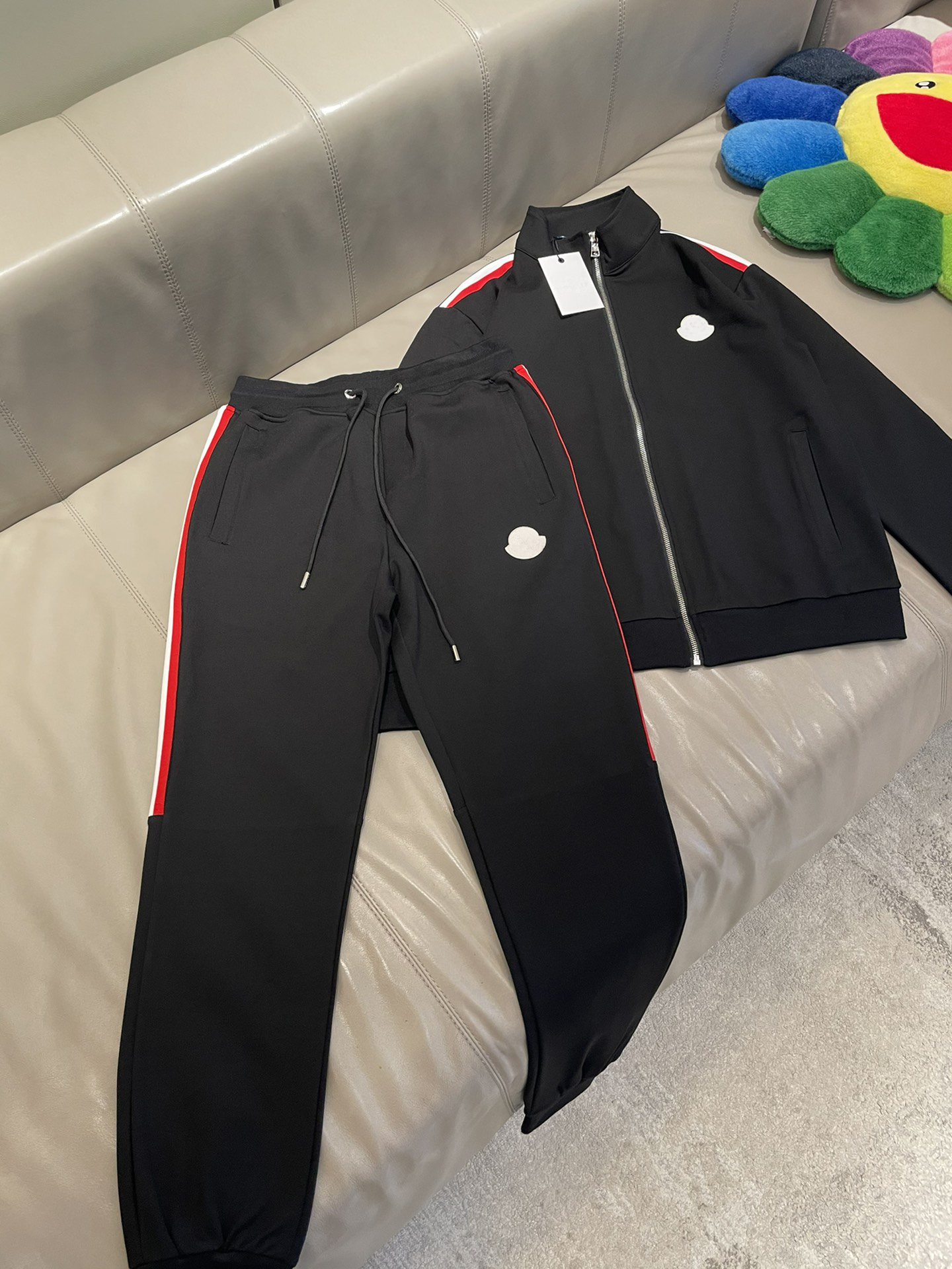 2022 Autumn and Winter latest brand designer tracksuit fashion stripe stitching design black tracksuits high quality vertical collar zipper luxury mens tracksuit
2022 Autumn and Winter latest brand designer tracksuit fashion stripe stitching design black tracksuits high quality vertical collar zipper luxury mens tracksuit