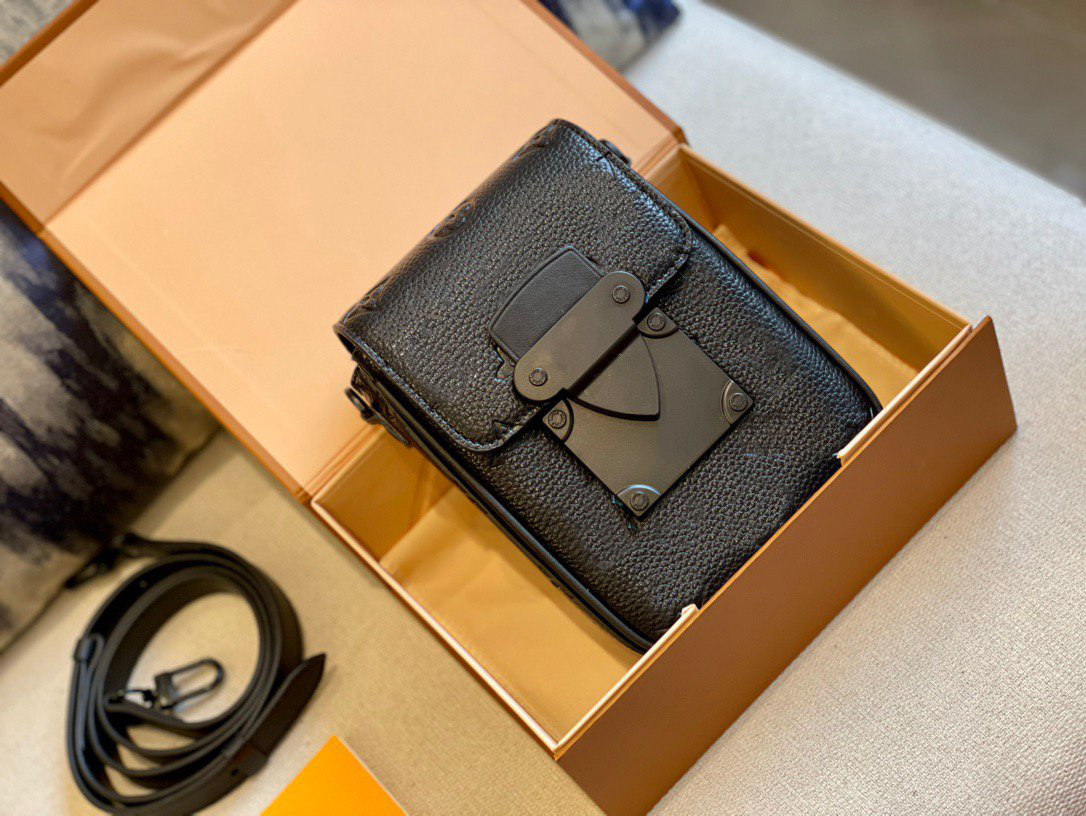 M81524 S LOCK VERTICAL WEARABLE WALLET Handbags louiseity Leather Tote Messenger Bags Men Make Man's Shoulder up Bag viutonity Handbag VUTTONS Designer bag Luxury