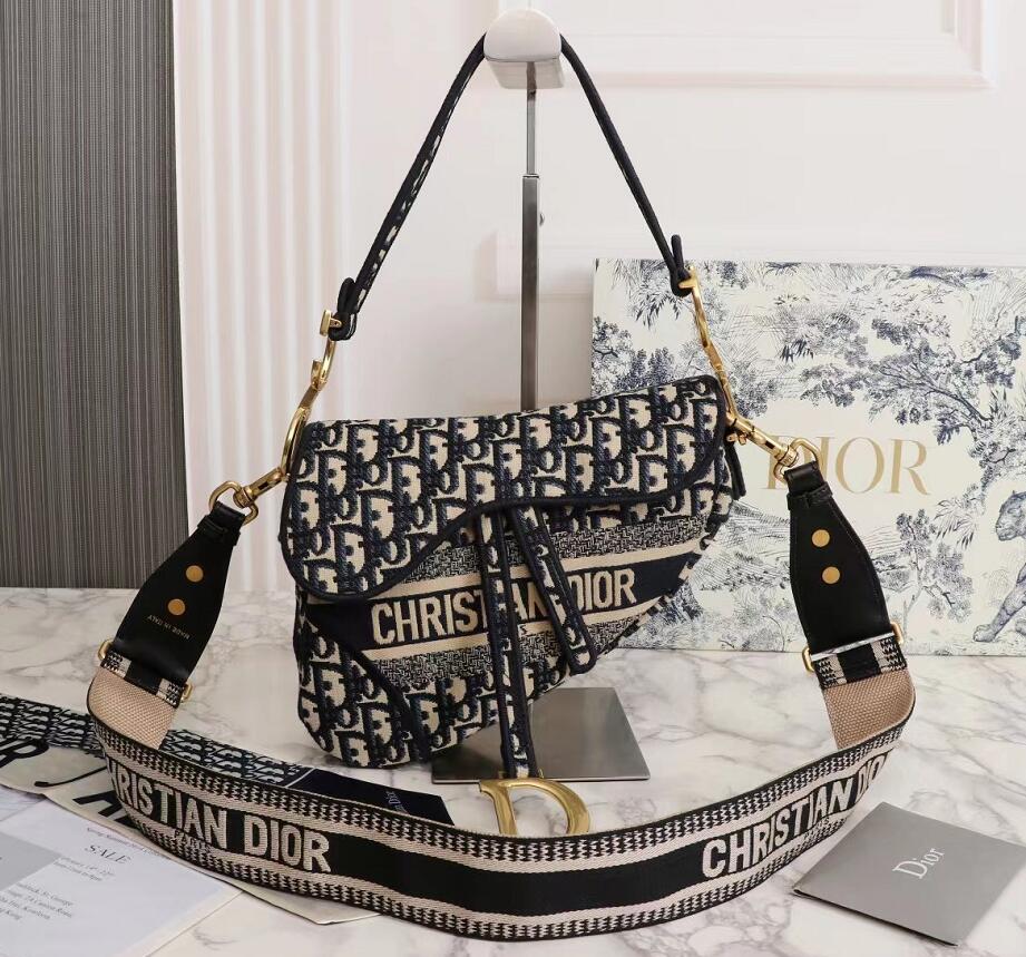 Dior designers Handbag Embroidered Saddle bag Top quality Genuine Leather With shoulder strap Purse Metal pendant Shoulders bags women Crossbodybag Cowhide, Aa
Dior designers Handbag Embroidered Saddle bag Top quality Genuine Leather With shoulder strap Purse Metal pendant Shoulders bags women Crossbodybag Cowhide, Aa