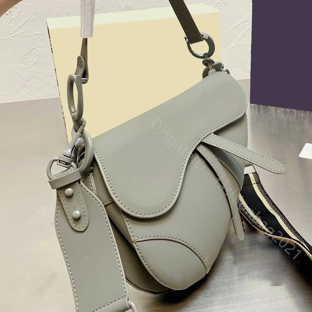 Saddle Top Quality lady Designer Bags Cross Body totes wallet Women Fashion 2022 SS Patent Leather purses Ladies Horsebit Buckle Handbags, Color q
Saddle Top Quality lady Designer Bags Cross Body totes wallet Women Fashion 2022 SS Patent Leather purses Ladies Horsebit Buckle Handbags, Color q