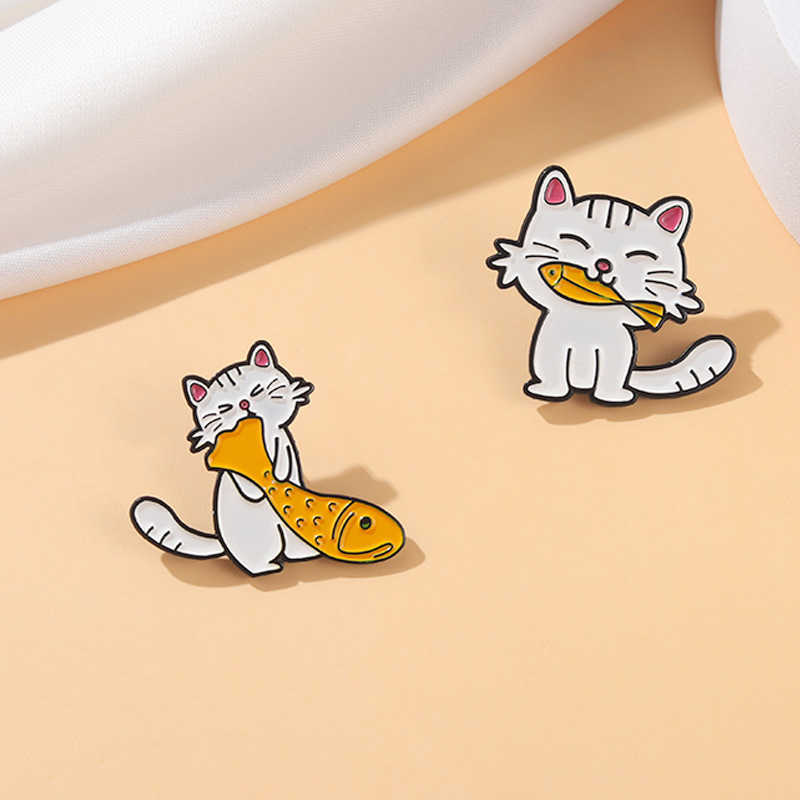 Cute cat eats fish, metal badge, girls' trinkets, uniform collar pin, sweater waist pin
Cute cat eats fish, metal badge, girls' trinkets, uniform collar pin, sweater waist pin