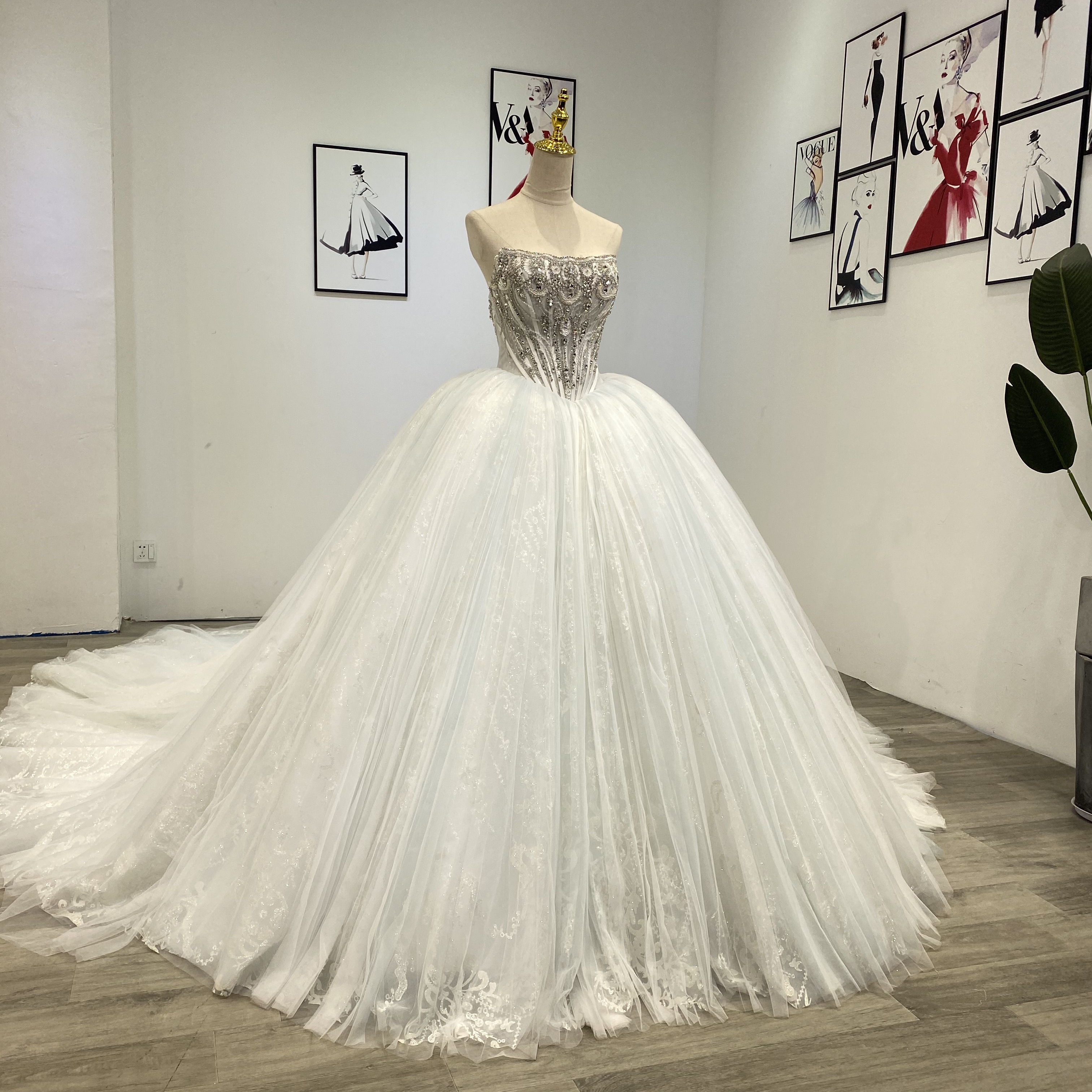 Princess Ball Gown Wedding Dresses Bridal Gowns Bateau Neck Strapless Diamond Beaded Appliques Sequins Floor Length Train Plus Size Robe De Mariee Cus