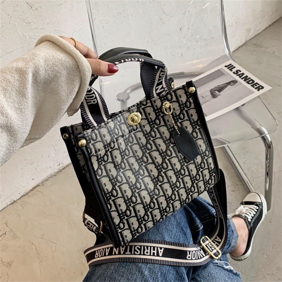 women's autumn winter women's shoulder wide shoulder strap messenger portable bucket 11, Sky blue
women's autumn winter women's shoulder wide shoulder strap messenger portable bucket 11, Sky blue