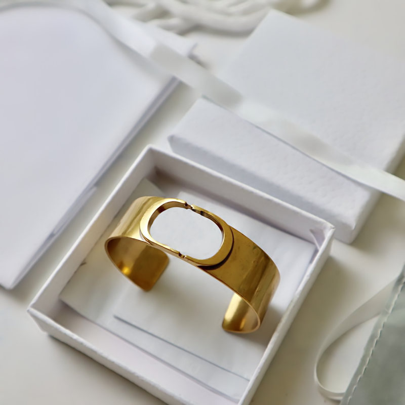 Top quality Women Lovers Bracelet Gold wide Bangles Men Luxury designer Jewelry titanium steel couple simple cuff bracelets Wedding gift
Top quality Women Lovers Bracelet Gold wide Bangles Men Luxury designer Jewelry titanium steel couple simple cuff bracelets Wedding gift