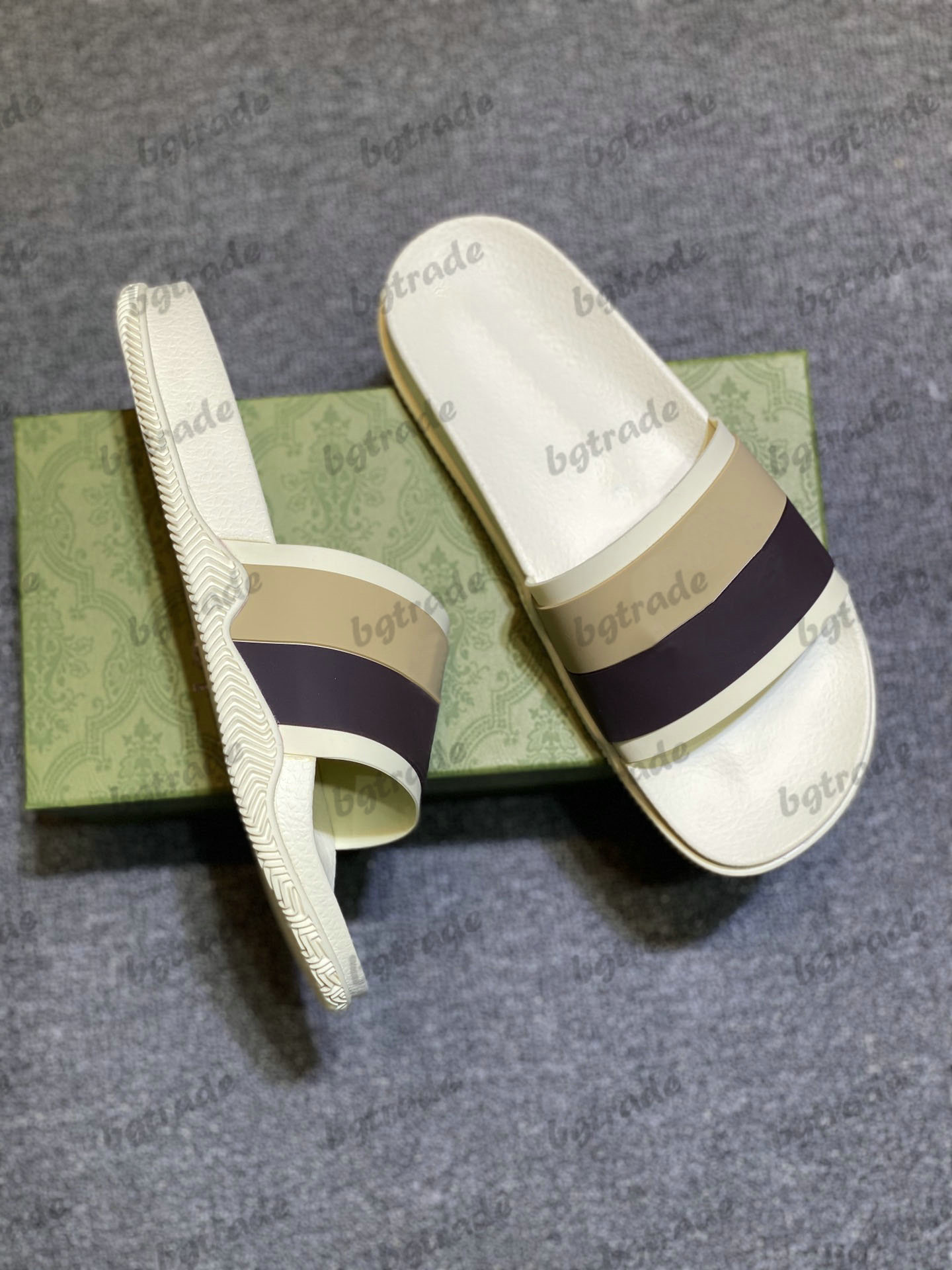 Red Green Stripe Paneled Rubber Slippers Interlocking Logo Embossed Slip-On Sandals Chunky Pool Shoes Designer Luxury Mens Summer Slide Sandal
Red Green Stripe Paneled Rubber Slippers Interlocking Logo Embossed Slip-On Sandals Chunky Pool Shoes Designer Luxury Mens Summer Slide Sandal