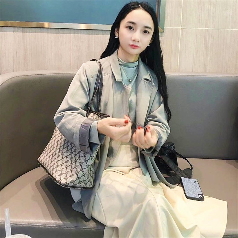 Bag female 2021 new fashion classic old flower Tote versatile high-capacity portable shoulder bag Purses_6U1W, Silver
Bag female 2021 new fashion classic old flower Tote versatile high-capacity portable shoulder bag Purses_6U1W, Silver