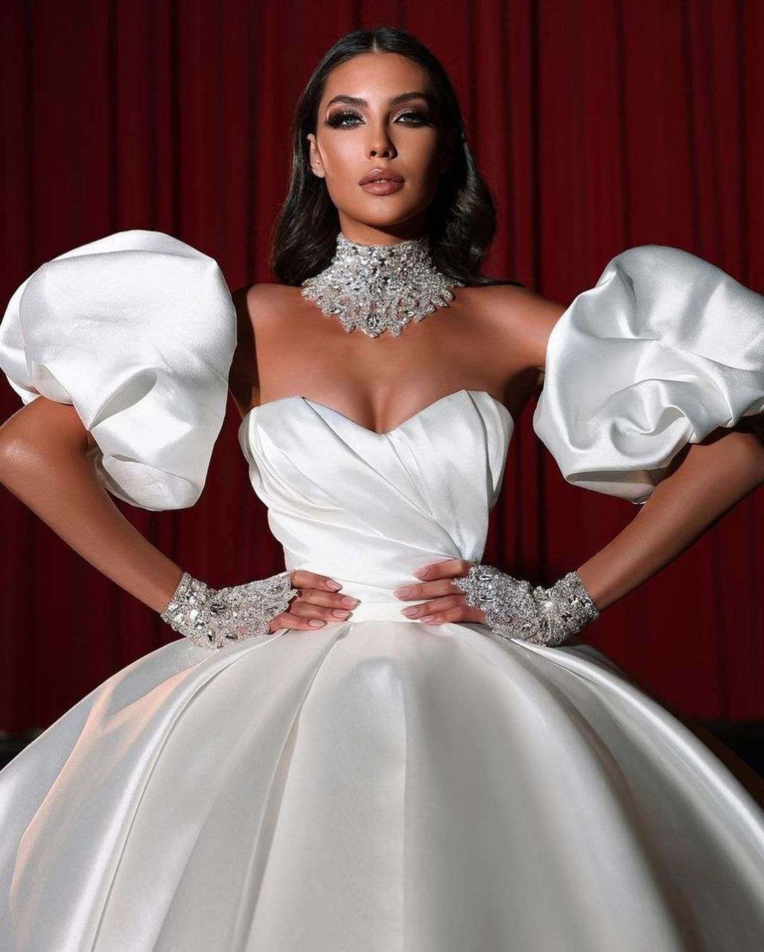 Fancy White Wedding Dress Sweetheart Strapless Bridal Gowns Puffy Sleeves Lace Appliques Chapel Train Robe de mariee