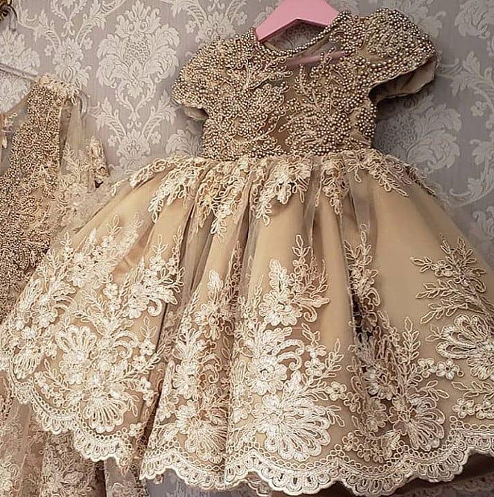 2022 Gold Champagne Flower Girls Dresses Jewel Neck Cap Sleeves Princess Lace Appliques Crystal Pearls Floor Length Bow Kids Girl Pageant Dress Birthd