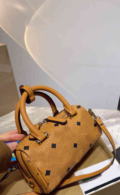 Shoulder Bags Tote Women Luxurys Designers Pillow Pack Handbag Genuine Leather Wallet Brands Clutch Crossbody Female Purses 220415, Brown
Shoulder Bags Tote Women Luxurys Designers Pillow Pack Handbag Genuine Leather Wallet Brands Clutch Crossbody Female Purses 220415, Brown