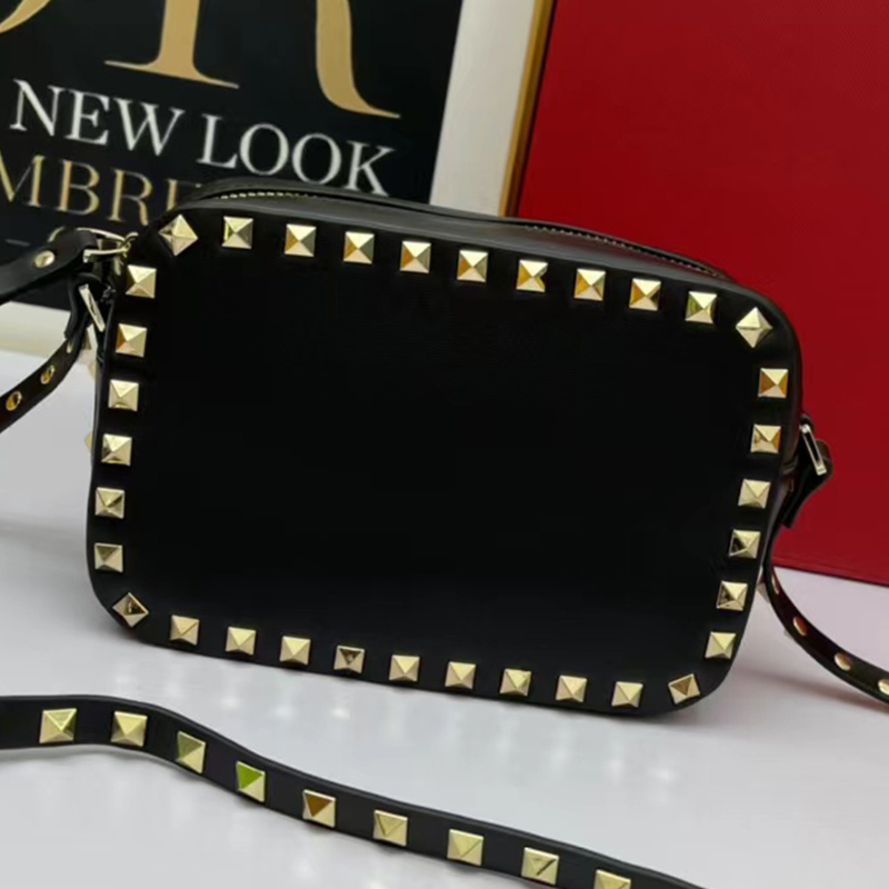 Design Retro Gold Classic Leather Rivet Decoration Camera Bag Ladies New Fashion Versatile Multifunctional Large Capacity Diagonal Shoulder Bag, Pink
Design Retro Gold Classic Leather Rivet Decoration Camera Bag Ladies New Fashion Versatile Multifunctional Large Capacity Diagonal Shoulder Bag, Pink