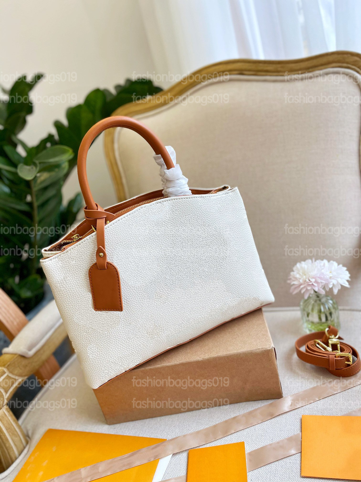 2021 Grand Palais Womens Montaignes Bag Montaignes Embossed Monograms Handbag with Golden Metal logo Tag Detachable Shoulder Strap
2021 Grand Palais Womens Montaignes Bag Montaignes Embossed Monograms Handbag with Golden Metal logo Tag Detachable Shoulder Strap