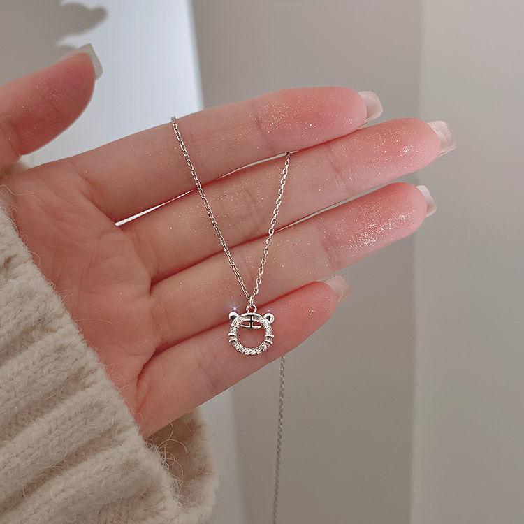 Pendant Necklaces Chinese Style Cute Little Tiger Necklace Female High Sense Clavicle Chain Simple Temperament For Women JewelryPendant
Pendant Necklaces Chinese Style Cute Little Tiger Necklace Female High Sense Clavicle Chain Simple Temperament For Women JewelryPendant