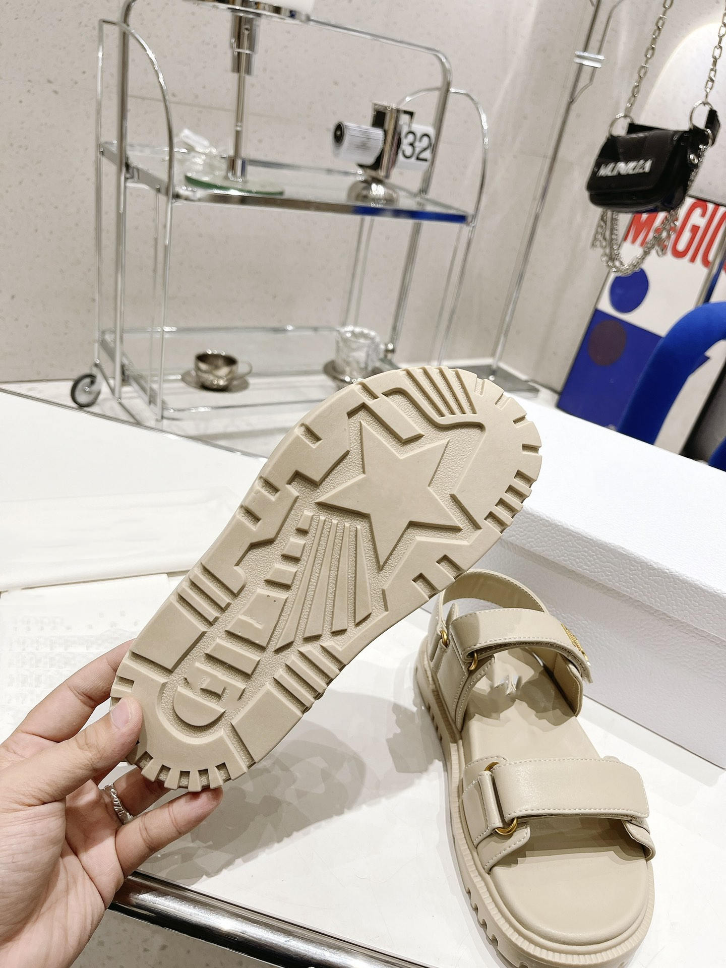 Designers Sandal shoes Designer Sandals Slides for Women leather Luxury Woman Runners color flat heel soft comfort top quality size 35-41, Blue
Designers Sandal shoes Designer Sandals Slides for Women leather Luxury Woman Runners color flat heel soft comfort top quality size 35-41, Blue