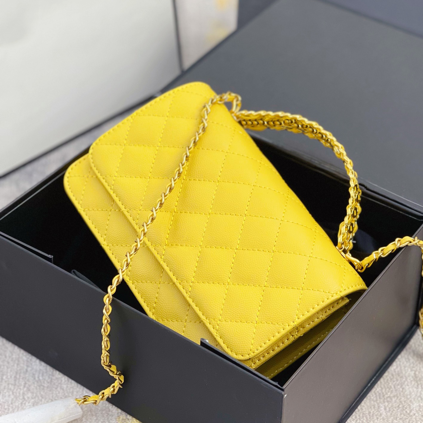 Classic Quilted Double Flap Bag Lambskin Leather Seven Colors Gold and Silver Chain Button Shoulder Bag Designer Womens Crossbody Bags Luxur, Box
Classic Quilted Double Flap Bag Lambskin Leather Seven Colors Gold and Silver Chain Button Shoulder Bag Designer Womens Crossbody Bags Luxur, Box