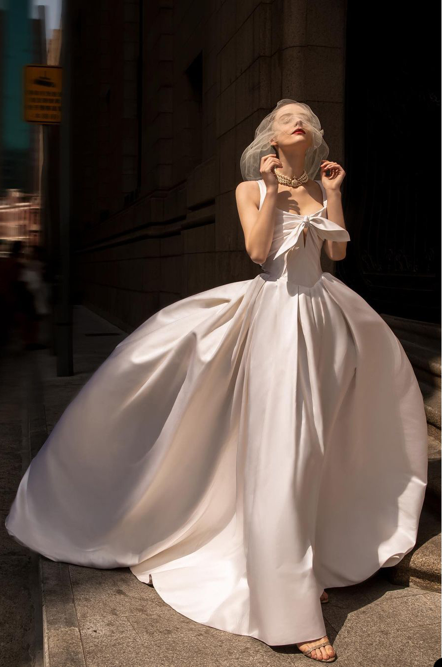 Elegant Satin Gown Wedding Dress Sexy V Neck Sleeveless Spaghetti Straps Bow Tie Appliques Custom Floor Length Made Satin Bridal Dresses Vestido De No