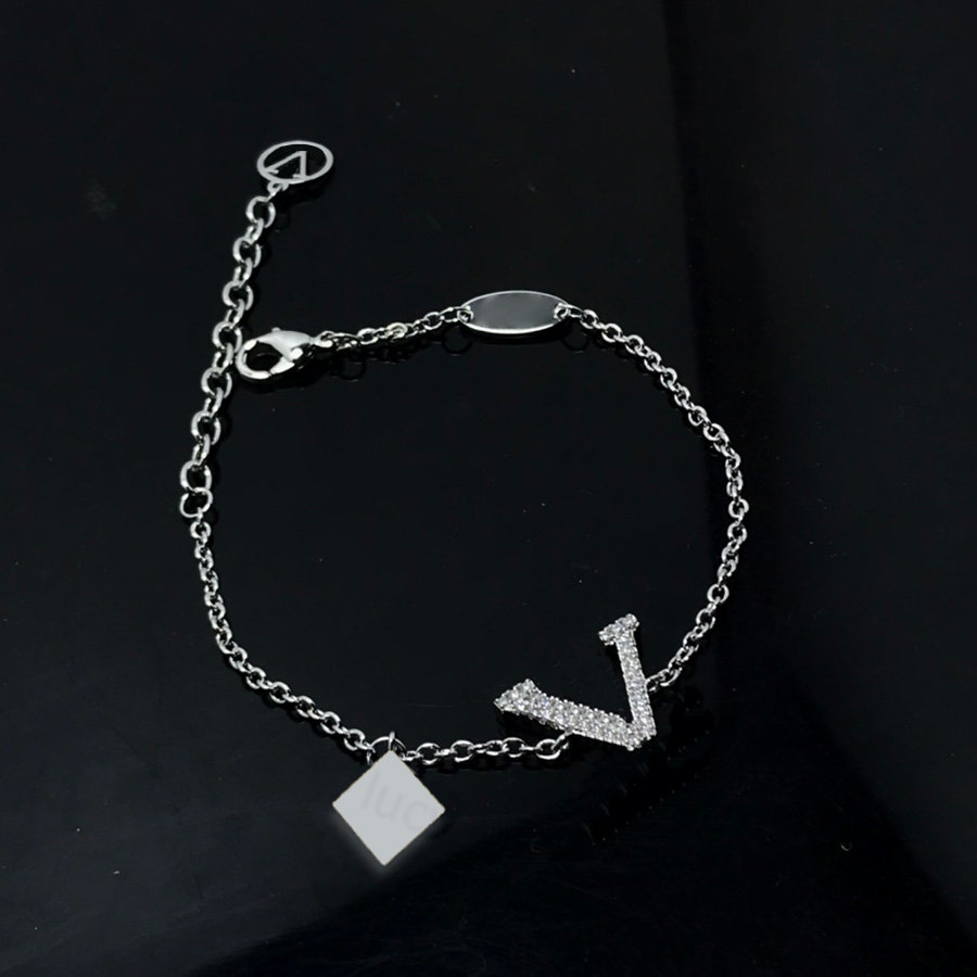 Designer Luxury Bracelet Elegant Women's Link Fashion Bracelets Delicate Jewelry Trend Temperament Accessories 6 Styles High Quality
Designer Luxury Bracelet Elegant Women's Link Fashion Bracelets Delicate Jewelry Trend Temperament Accessories 6 Styles High Quality