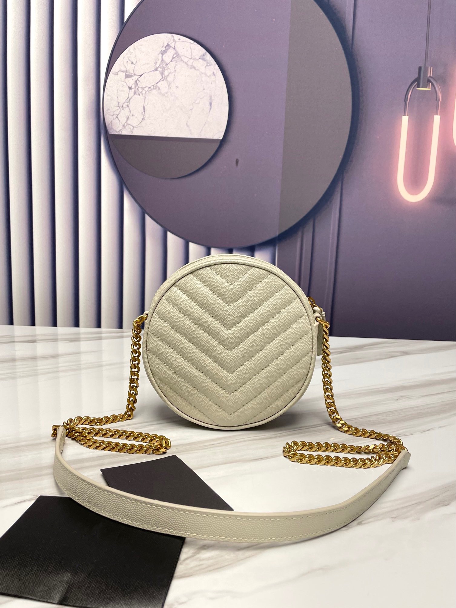 Top 7A+ Woman Vinyle Cross body Round Camera Bag In Chevron-Quilted Grain De Poudre Embossed Leather Designer Fashion Bag, Black with gold hardware
Top 7A+ Woman Vinyle Cross body Round Camera Bag In Chevron-Quilted Grain De Poudre Embossed Leather Designer Fashion Bag, Black with gold hardware