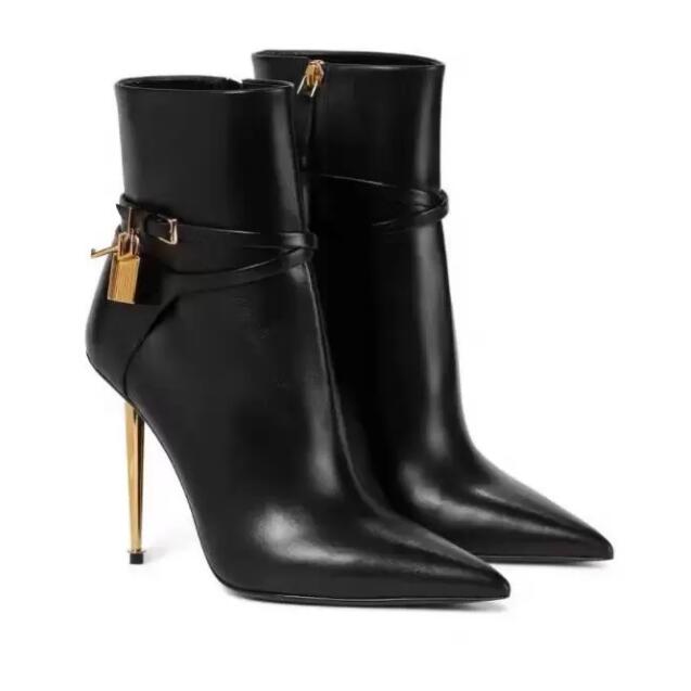 new pattern black Calf leather boots Metal Heel Ankle Boots side zip shoes pointed Toe stiletto bootie Women s boot with gold locks in winter luxury designers shoe
new pattern black Calf leather boots Metal Heel Ankle Boots side zip shoes pointed Toe stiletto bootie Women s boot with gold locks in winter luxury designers shoe