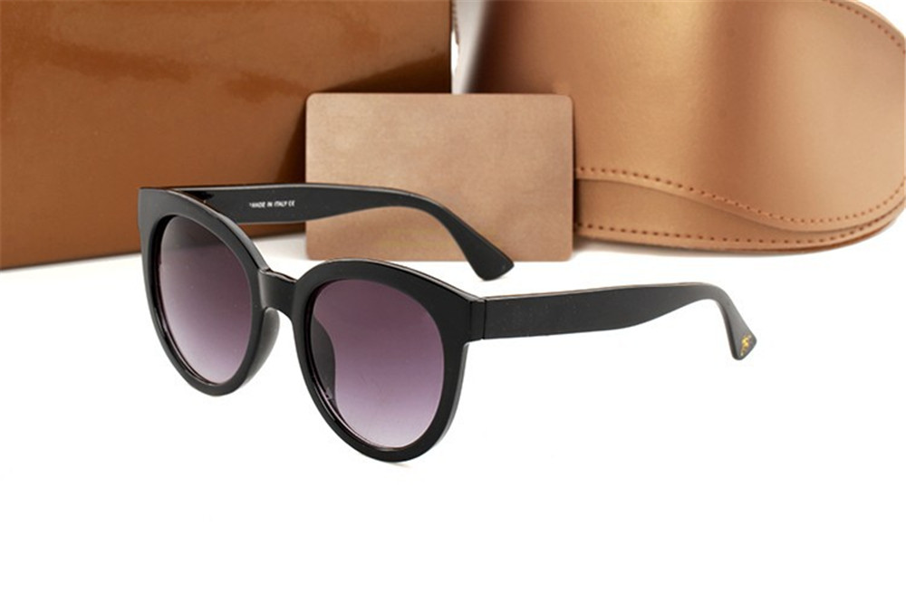Fashion luxury men hot designer sunglasses for woman and men vintage Letter printed Color film glasses trend leisure style 3810
Fashion luxury men hot designer sunglasses for woman and men vintage Letter printed Color film glasses trend leisure style 3810
