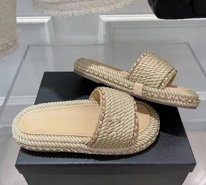 Woman Fisherman Slippers Luxury Grass Woven Designer Chain Trim Beach Resort Platform Flat Flip-flop metal buckle thick sole Sandals
Woman Fisherman Slippers Luxury Grass Woven Designer Chain Trim Beach Resort Platform Flat Flip-flop metal buckle thick sole Sandals
