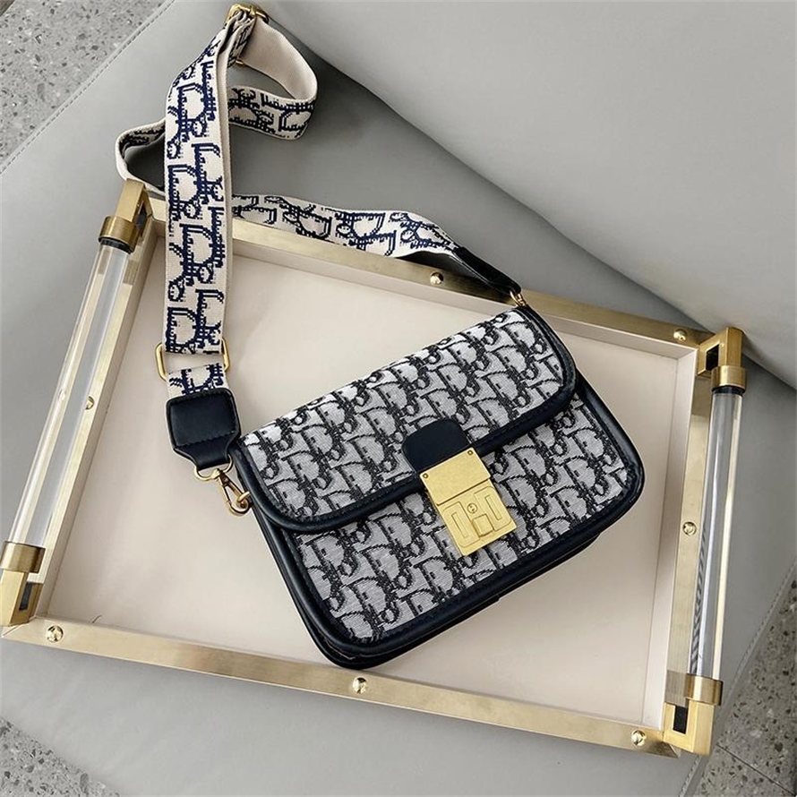 20% OFF 2022 high quality new fashion trendy bags High sense embroidered canvas women's Retro old flower wide shoulder belt Single Shoulder Messenger small square, Shoulder bag 1
20% OFF 2022 high quality new fashion trendy bags High sense embroidered canvas women's Retro old flower wide shoulder belt Single Shoulder Messenger small square, Shoulder bag 1