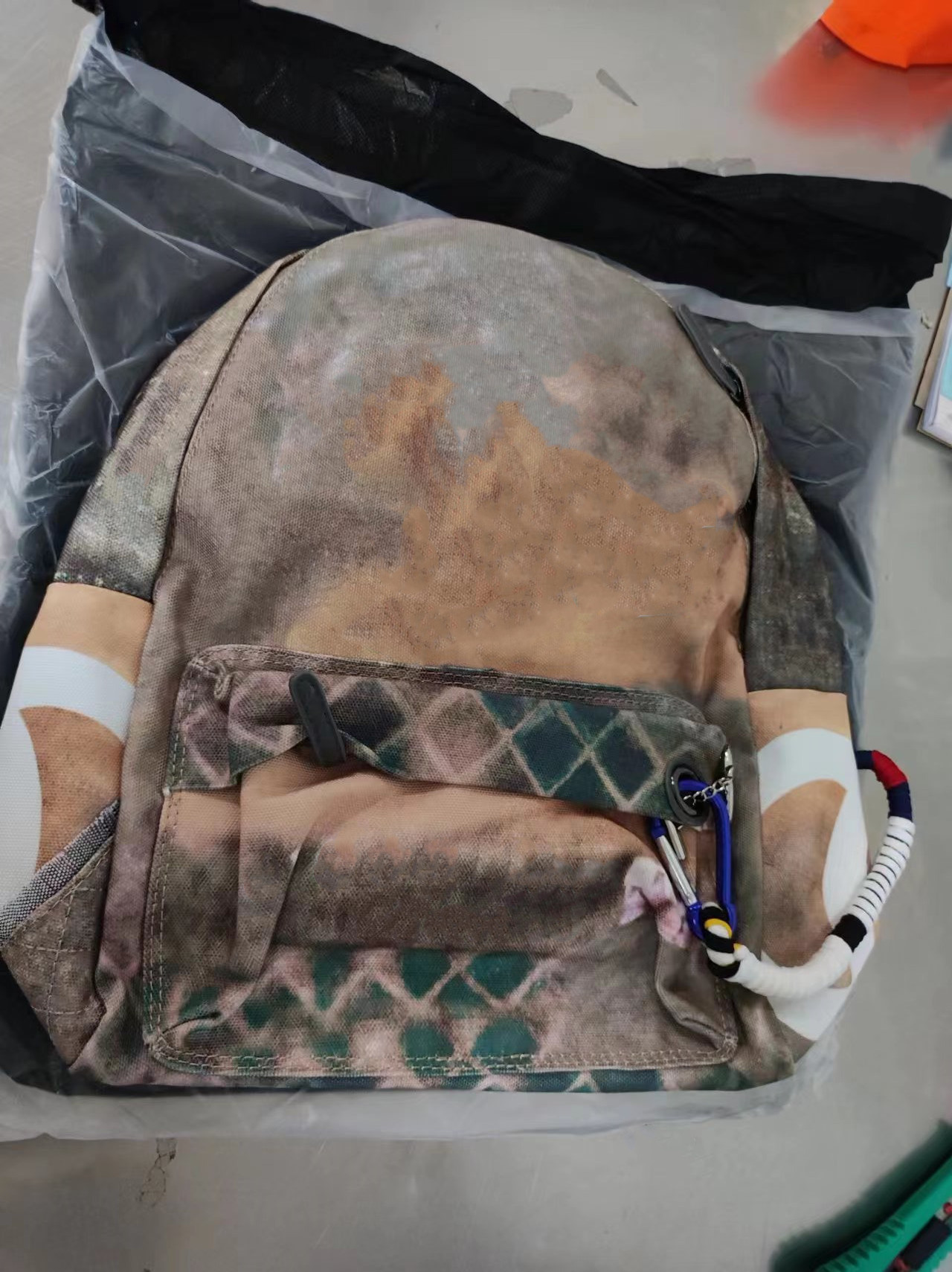 2022 men and women Travel Bags Graffiti Color Retro Shoulder Backpack Catwalk Casual Canvas Bag Classic Doodle Limited Edition, Apricot grey 35cm
2022 men and women Travel Bags Graffiti Color Retro Shoulder Backpack Catwalk Casual Canvas Bag Classic Doodle Limited Edition, Apricot grey 35cm