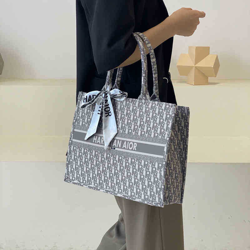 7A Fashion Luxury designer handbags Exotic silk scarf printed portable Tote Bag popular autumn and winter new commuter simple one shoulder, Blue
7A Fashion Luxury designer handbags Exotic silk scarf printed portable Tote Bag popular autumn and winter new commuter simple one shoulder, Blue