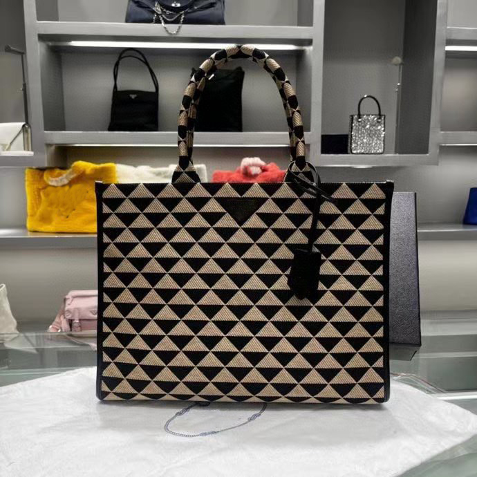 5A+ FW 2022 Luxury Designer Bag Ladies Handbag Leather fabric triangle pattern Women Totes Classic Crossbody Tote Top Quality Newest Symbole Galleria Series 1BA356, 1# 39x31x11cm
5A+ FW 2022 Luxury Designer Bag Ladies Handbag Leather fabric triangle pattern Women Totes Classic Crossbody Tote Top Quality Newest Symbole Galleria Series 1BA356, 1# 39x31x11cm