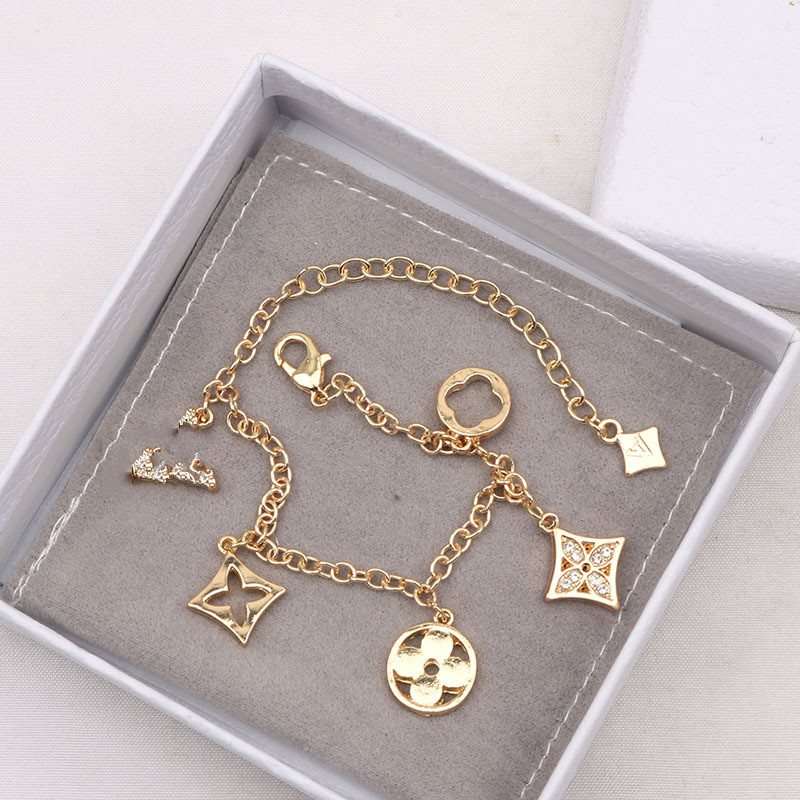 European and American new versatile single-layer Bracelet women's simple light luxury Adjustable Bracelet
European and American new versatile single-layer Bracelet women's simple light luxury Adjustable Bracelet