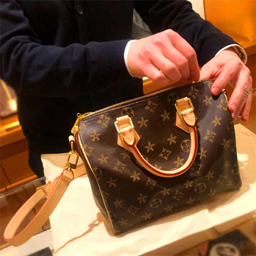 size 30X16X19cm Fashion Women messenger Shoulder bag Handbag Handbags Classic Style bags Lady Totes Speedy With Strap DustBag, Dark grey
size 30X16X19cm Fashion Women messenger Shoulder bag Handbag Handbags Classic Style bags Lady Totes Speedy With Strap DustBag, Dark grey