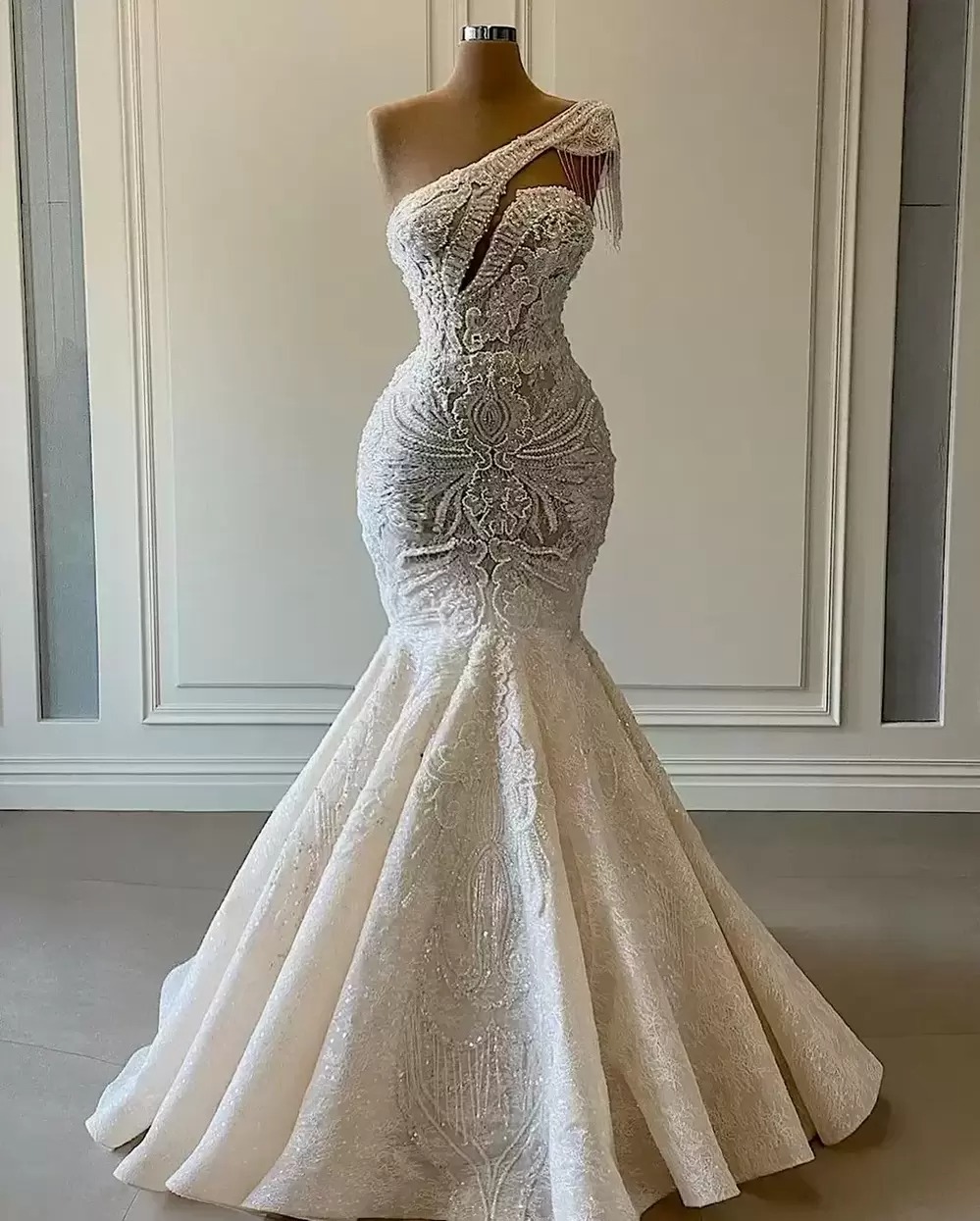 Sexy Mermaid Wedding Dresses Strapless Sleeveless Luxurious Lace Beaded One Shoulder Wedding Gown Sweep Train robe de mariée