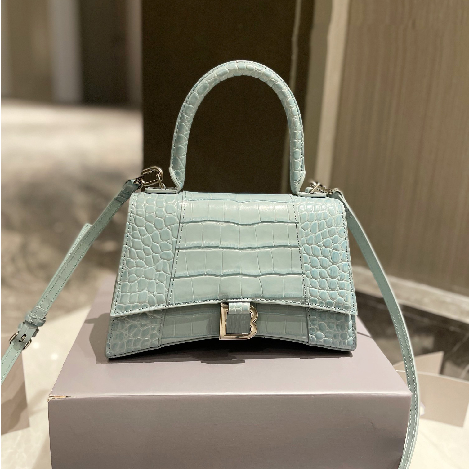 Fashion Diagonal Bag 2022 Luxury Designer Crocodile Pattern Leather Hourglass Bags Premium Casual Versatile Mirror Premium Sense Shoulder Handbag Cross Body, Blue
Fashion Diagonal Bag 2022 Luxury Designer Crocodile Pattern Leather Hourglass Bags Premium Casual Versatile Mirror Premium Sense Shoulder Handbag Cross Body, Blue