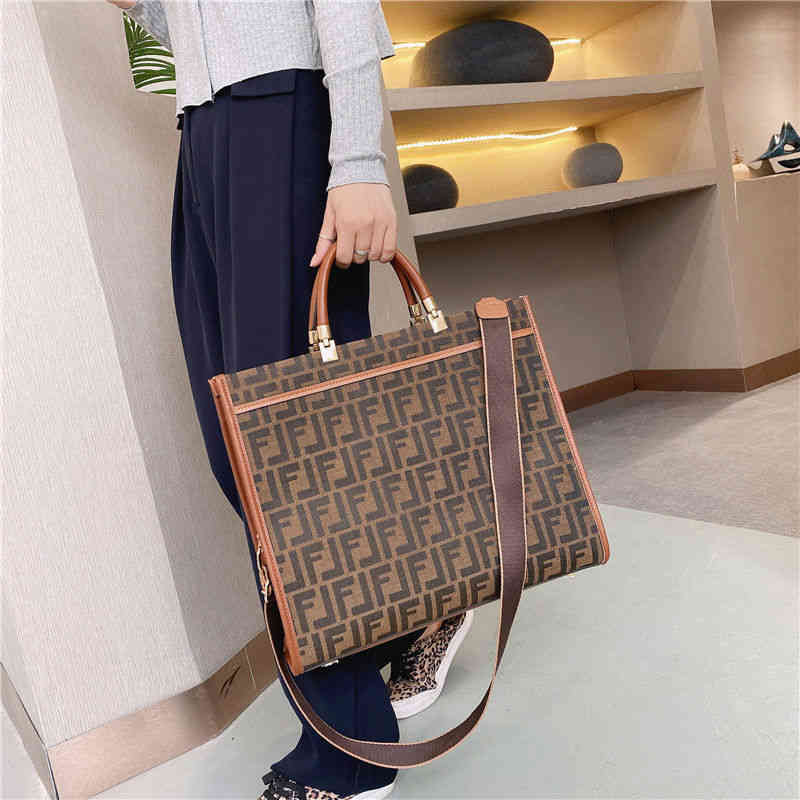 Purses Boutique women's bag new style style messenger bag large capacity, versatile, mature and style one shoulder, Brown
Purses Boutique women's bag new style style messenger bag large capacity, versatile, mature and style one shoulder, Brown