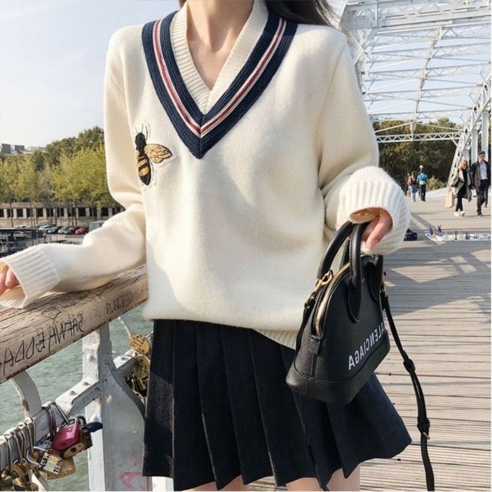 2021 Fashion Designer Women' Sweater High quality knit V-neck soft and comfortable personality bee embroidery trendy street dance, White
2021 Fashion Designer Women' Sweater High quality knit V-neck soft and comfortable personality bee embroidery trendy street dance, White