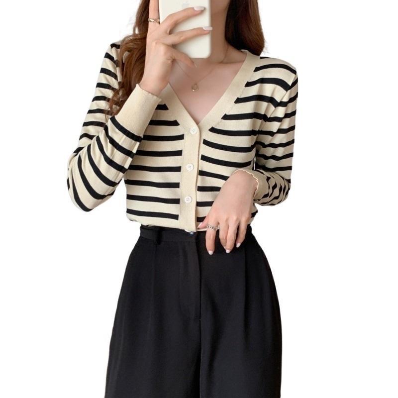 Women's Knits & Tees Early Autumn Hanfeng V-neck Loose Wild Metal Strip Long-sleeved Knit Cardigan Upper Clothing Female JacketWomen's
Women's Knits & Tees Early Autumn Hanfeng V-neck Loose Wild Metal Strip Long-sleeved Knit Cardigan Upper Clothing Female JacketWomen's