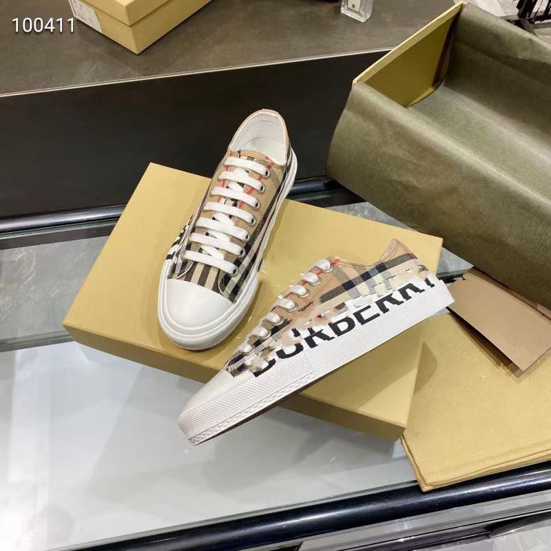 2022 Luxury brand Designer Men Women Casual Shoes Triple white black Sneakers leather Trainer Nylon Printed Platform trainers shoes 0329, 02
2022 Luxury brand Designer Men Women Casual Shoes Triple white black Sneakers leather Trainer Nylon Printed Platform trainers shoes 0329, 02