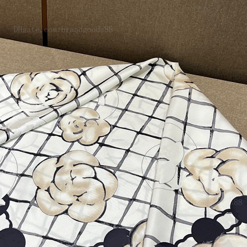 Fashion Original quality Silk Scarf Hand crimping Headcloth Black and White flower Letter scarfs Designer scarves Wholesale classic camellia luxury kerchief
Fashion Original quality Silk Scarf Hand crimping Headcloth Black and White flower Letter scarfs Designer scarves Wholesale classic camellia luxury kerchief