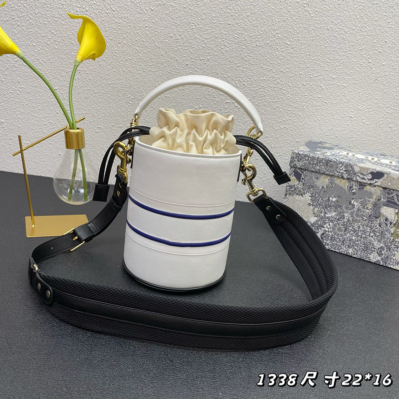 2022 VIBE Bucket Bag Star Motif Sculpted Rubber Bottom Shoulder Bags Designers cylindrical Calfskin Crossbody totes Ladies Drawstring Bag, Color 1
2022 VIBE Bucket Bag Star Motif Sculpted Rubber Bottom Shoulder Bags Designers cylindrical Calfskin Crossbody totes Ladies Drawstring Bag, Color 1