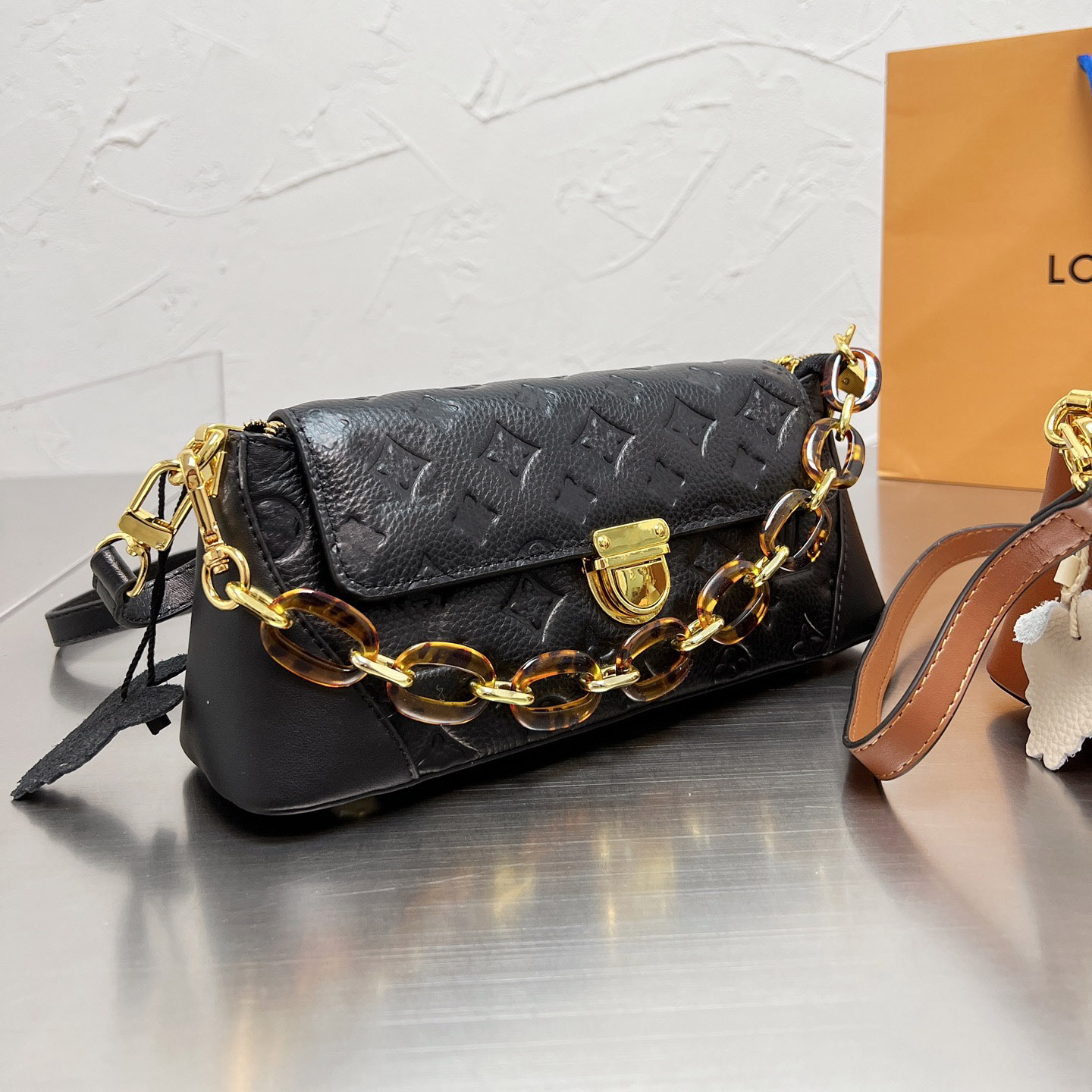 22ss Womens Embossed Printing Flowers Classic Bags Quilted Outdoor Gold Chain Cowhide Totes Crossbody Shoulder Luxury Designer Handbags Stitching 28*11CM, Black
22ss Womens Embossed Printing Flowers Classic Bags Quilted Outdoor Gold Chain Cowhide Totes Crossbody Shoulder Luxury Designer Handbags Stitching 28*11CM, Black