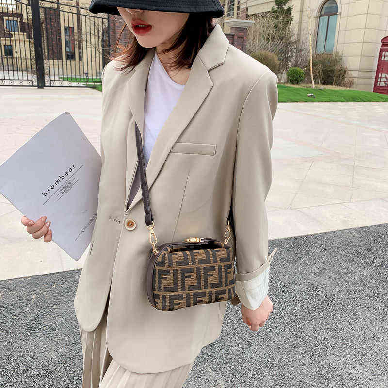 Handbag Leather women's 2022 spring and summer new middle ancient Bag Mini Boston sling Shoulder Messenger Vintage printed, Beige
Handbag Leather women's 2022 spring and summer new middle ancient Bag Mini Boston sling Shoulder Messenger Vintage printed, Beige