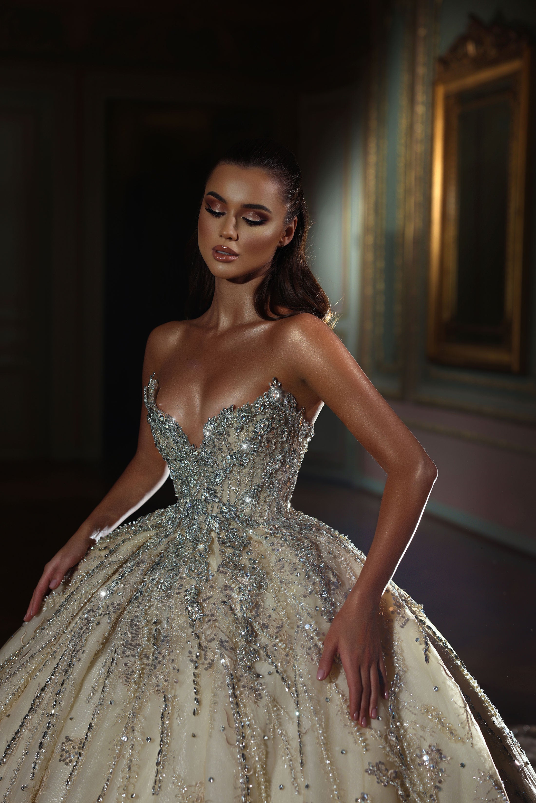 Glitter Ball Gown Wedding Dresses Sexy Strapless Lace Sleeveless V Neck Beads Sequins Appliques Dias Arabic Bridal Gowns Ruffles Vintage Robes De Soir