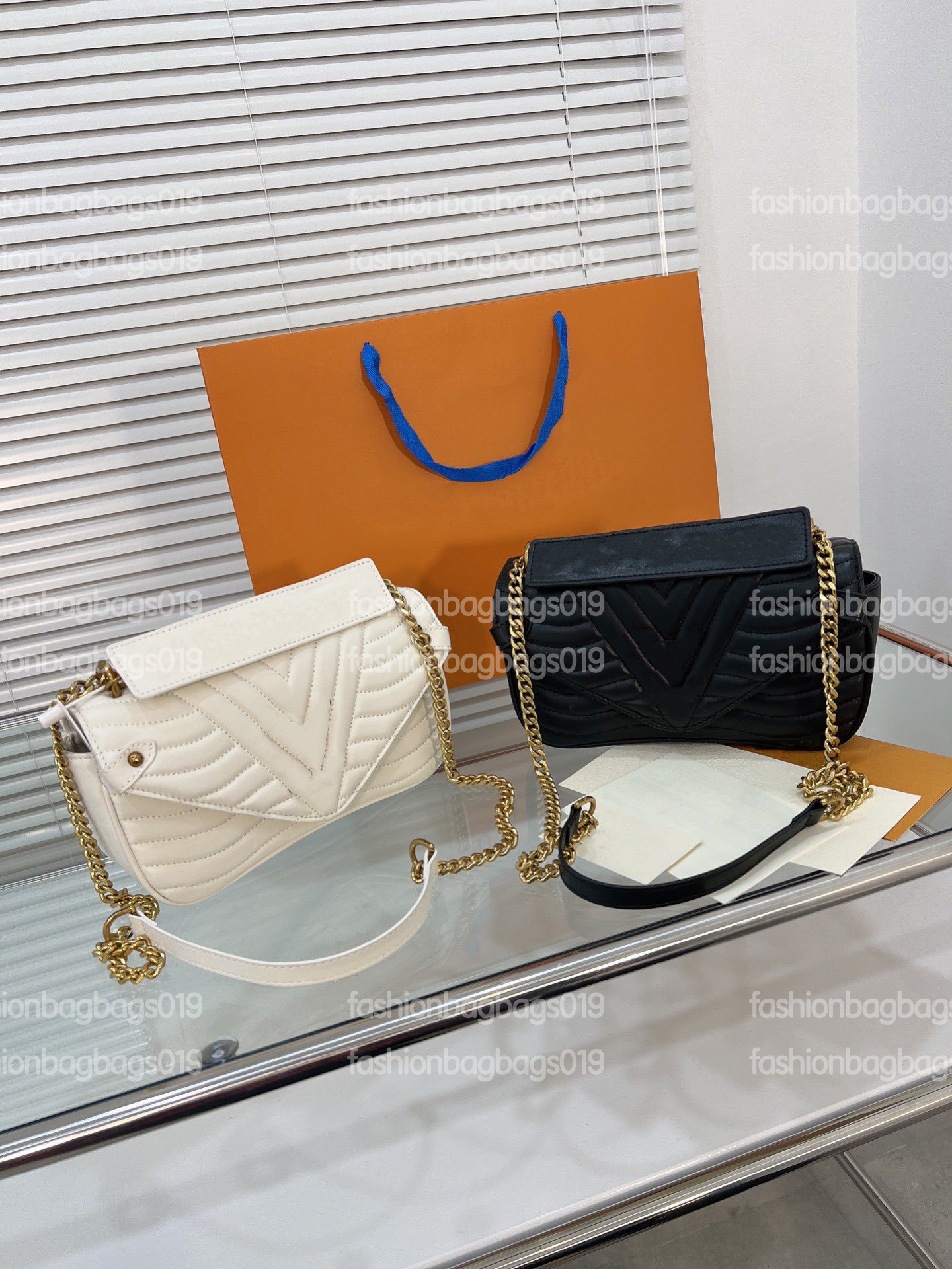 New Wave Chain Pochette designer Bag Smooth Cowhide Leather Wave-Pattern Quilting And A Rainbow-Colored Logo Cross Body Mini Bag M63929
New Wave Chain Pochette designer Bag Smooth Cowhide Leather Wave-Pattern Quilting And A Rainbow-Colored Logo Cross Body Mini Bag M63929